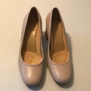 Naturalizer beige pumps size 4.5